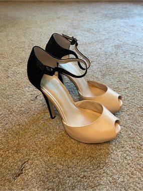 BCBGeneration Nude Peep Toe Stiletto Heels with Black Glitter Ankle Strap Sz 6.5